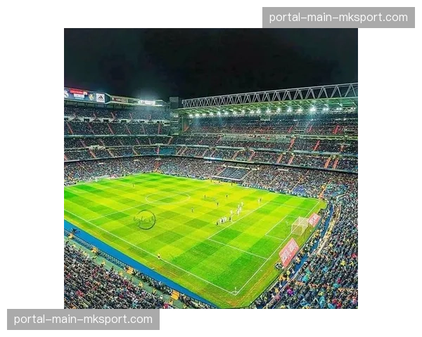 特写镜头：王子公园球场，球迷巨型TIFO致敬即将离队的队长马尔基尼奥斯