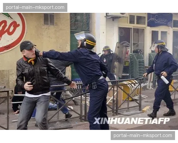 从抗议到对话:马赛极端球迷组织“南部之魂”与俱乐部管理层达成临时休战协议 从抗议到对话:马赛极端球迷组织“南部之魂”与俱乐部管理层达成临时休战协议